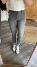 Laden Sie das Bild in den Galerie-Viewer, Jeans Malibu-Zip Gr XXS &amp; XS high stretch denim BUENA VISTA