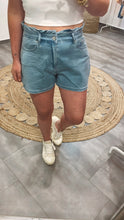 Laden Sie das Bild in den Galerie-Viewer, Bermuda-Short Ruffled light denim BUENA VISTA XXS &amp; XS