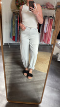 Laden Sie das Bild in den Galerie-Viewer, Jeans Em44maLight grey | High Waist Stretch Denim