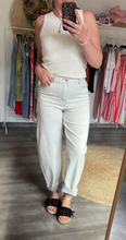 Laden Sie das Bild in den Galerie-Viewer, Jeans Em44maLight grey | High Waist Stretch Denim