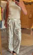 Laden Sie das Bild in den Galerie-Viewer, Glanz-Hose – Beige/Silber onesize