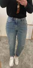 Laden Sie das Bild in den Galerie-Viewer, Ibiza stretch denim light destroy  BUENA VISTA