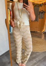 Laden Sie das Bild in den Galerie-Viewer, Häkelhose Kn44itty Gr S/M &amp; M/L beige div mit Lurex