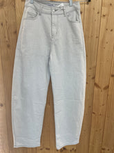 Laden Sie das Bild in den Galerie-Viewer, Jeans Em44maLight grey | High Waist Stretch Denim (Kopie)