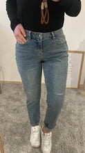 Laden Sie das Bild in den Galerie-Viewer, Ibiza stretch denim light destroy  BUENA VISTA