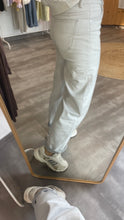 Laden Sie das Bild in den Galerie-Viewer, Jeans Em44maLight grey | High Waist Stretch Denim (Kopie)