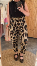Laden Sie das Bild in den Galerie-Viewer, Leo Baggy Hose onesize , ca 36-42