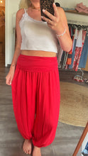 Laden Sie das Bild in den Galerie-Viewer, Boho-Hose     Varianten: ❤️ Rot | 🖤 Schwarz
