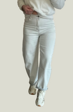 Laden Sie das Bild in den Galerie-Viewer, Jeans Em44maLight grey | High Waist Stretch Denim (Kopie)