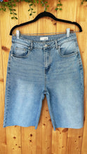 Laden Sie das Bild in den Galerie-Viewer, Jeans-Bermuda Gr 40