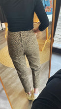 Laden Sie das Bild in den Galerie-Viewer, Highwaist - Mom  – Braun-Leo 🤎