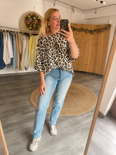 Laden Sie das Bild in den Galerie-Viewer, Leo Shirt Oversize – Creme