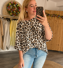 Laden Sie das Bild in den Galerie-Viewer, Leo Shirt Oversize – Creme