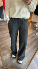 Laden Sie das Bild in den Galerie-Viewer, Sweat-Pants Au44bray grey washed Gr XS