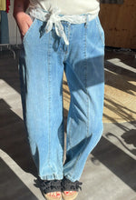 Laden Sie das Bild in den Galerie-Viewer, Jeans mit Spitzenbund – Hellblau