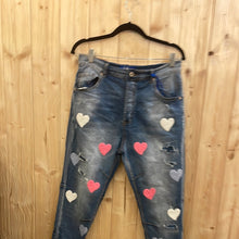 Laden Sie das Bild in den Galerie-Viewer, Boyfriend-Jeans mit Herzen pink hellblau Gr XL