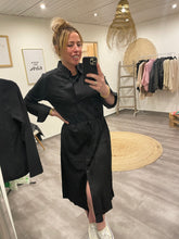 Laden Sie das Bild in den Galerie-Viewer, Kleid comfort fit schwarz BROADWAY Fashion