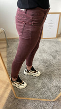 Laden Sie das Bild in den Galerie-Viewer, Tummyless cropped stretch berry wash BUENA VISTA