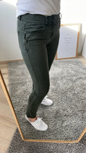 Laden Sie das Bild in den Galerie-Viewer, Tummyless-Z cropped stretch twill  ivy green BUENA VISTA