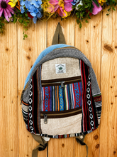 Laden Sie das Bild in den Galerie-Viewer, Boho Hanf-Rucksack Nr 1