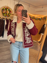 Laden Sie das Bild in den Galerie-Viewer, Boho Jeansjacke mit Teddyfutter &amp; Blumenstickerei
