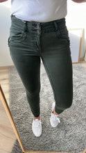 Laden Sie das Bild in den Galerie-Viewer, Tummyless-Z cropped stretch twill  ivy green BUENA VISTA