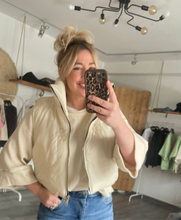 Laden Sie das Bild in den Galerie-Viewer, Weste El44iota offwhite gr L/XL