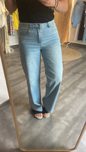Laden Sie das Bild in den Galerie-Viewer, Wide Leg-E  light denim embro BUENA VISTA