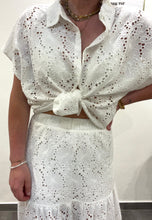 Laden Sie das Bild in den Galerie-Viewer, Bluse mit Lochstickerei brillant white 2260 BROADWAY Fashion Gr XL