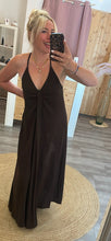 Laden Sie das Bild in den Galerie-Viewer, Golden Back Maxikleid – Dunkelbraun 🤎