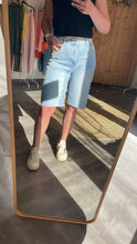 Laden Sie das Bild in den Galerie-Viewer, Jeans-Bermuda Gr 40