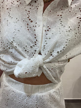Laden Sie das Bild in den Galerie-Viewer, Bluse mit Lochstickerei brillant white 2260 BROADWAY Fashion Gr XL