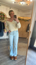 Laden Sie das Bild in den Galerie-Viewer, Off-Shoulder Strickpullover cream
