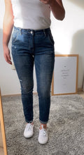 Laden Sie das Bild in den Galerie-Viewer, Aida cropped stretch denim blue destroyed BUENA VISTA