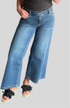 Laden Sie das Bild in den Galerie-Viewer, Jeans Italy Palazzo light denim  mit stone BUENA VISTA