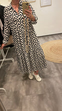 Laden Sie das Bild in den Galerie-Viewer, Midi-Kleid JESSI 02 black mosaic