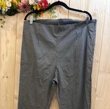 Laden Sie das Bild in den Galerie-Viewer, Pants Gr 44,46 CURVY