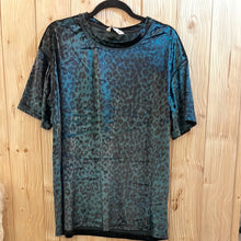 Laden Sie das Bild in den Galerie-Viewer, Shirt Samt-Leo-grün  Gr 42,44,48 &amp; 50