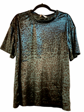 Laden Sie das Bild in den Galerie-Viewer, Shirt Samt-Leo-grün  Gr 42,44,48 &amp; 50